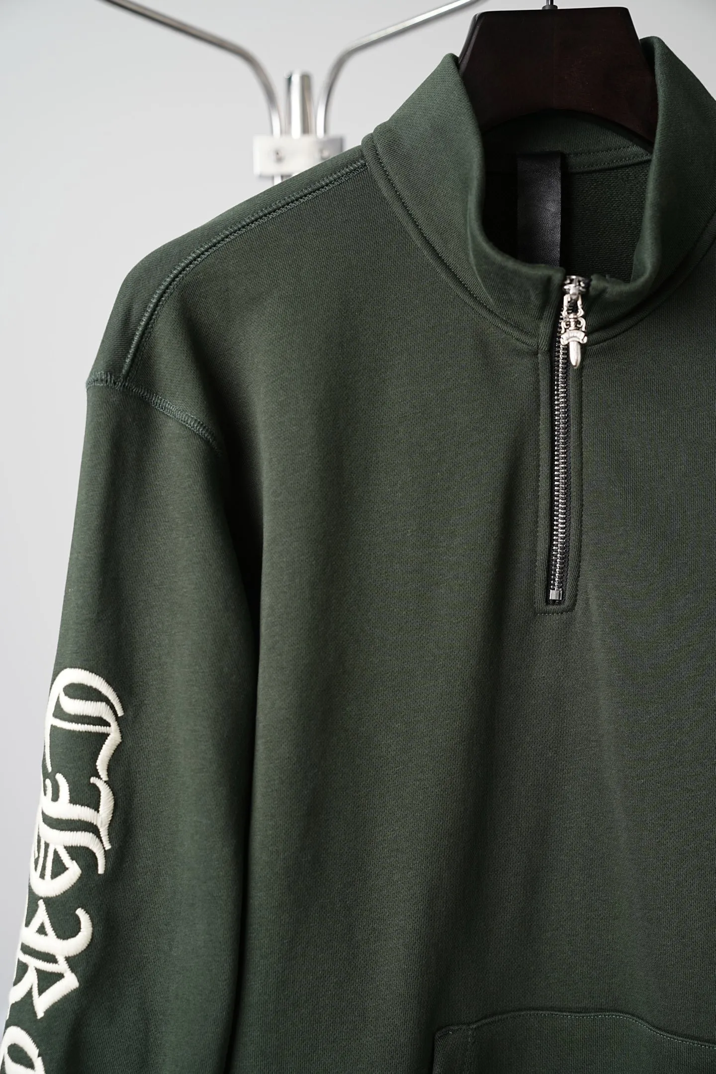 【 】Chrome Hearts/ （ ） 【In Stock】S M L ， ， 。 ， ， 。 ， ， Retro 。 ， ， ， ， Retro 。 ， 。 1. ， Chrome Hearts ， ， 。 2 ， ， ， 、 ， ，